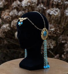 This is a unique piece from the New Spring 2024 Collection. This is the Art Nouveau "The Blue Peacock" headdress, inspired by the work of Alfons Mucha.  A collaboration between Psyché Ophiuchus and Yoann Lossel : "𝘖𝘯 𝘵𝘩𝘦 𝘰𝘤𝘤𝘢𝘴𝘪𝘰𝘯 𝘰𝘧 𝘰𝘶𝘳 𝘸𝘦𝘥𝘥𝘪𝘯𝘨, 𝘸𝘦 𝘴𝘦𝘢𝘳𝘤𝘩𝘦𝘥 𝘢𝘯 𝘈𝘳𝘵 𝘕𝘰𝘶𝘷𝘦𝘢𝘶 𝘸𝘦𝘥𝘥𝘪𝘯𝘨 𝘩𝘦𝘢𝘥𝘥𝘳𝘦𝘴𝘴. 𝘈𝘧𝘵𝘦𝘳 𝘭𝘰𝘯𝘨 𝘶𝘯𝘴𝘶𝘤𝘤𝘦𝘴𝘴𝘧𝘶𝘭 𝘴𝘦𝘢𝘳𝘤𝘩𝘦𝘴, 𝘸𝘦 𝘥𝘦𝘤𝘪𝘥𝘦𝘥 𝘵𝘰 𝘤𝘳𝘦𝘢𝘵𝘦 𝘪𝘵, 𝘣𝘦𝘪𝘯𝘨 𝘣𝘰𝘵𝘩 𝘢𝘳𝘵𝘪𝘴𝘵𝘴. 𝘍 Art Nouveau Headdress, Art Nouveau Headpiece, Fantasy Jewelry Headpieces, Peacock Headdress, Yoann Lossel, Elven Dresses, Fantasy Headpieces, Peacock Crown, Fairy Crowns