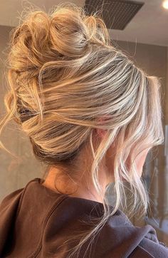 Messy Bun Updo Prom, 90s Updo Wedding Hair, 90s Updo Hairstyles Prom, 90s Updo Bridal, Prom Updos 90s, 2023 Bridal Updo, 90s Updo Hairstyles Wedding, Beach Wave Updo Wedding, Soft Upstyles Wedding