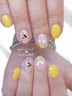 Winnie Pooh Nails, Nails Bees, Bee Nails Design, Bumblebee Nails, Insect Nails, Bee Nail Art