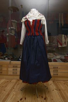 One version of Lappträsk's folk costume. Finn-Swedish. Photo: Linda Varoma Victorian Dress, Education