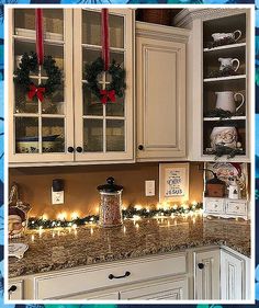 Christmas Kitchen Ideas - Just Face It! - Finding a product is not easy. Try here to get all your supplies. Cozy Winter Apartment Decor, Apt Christmas Decorating Ideas, Christmas Kitchens, Christmas Kitchen Decor Ideas, Ideas Decoracion Navidad, Xmas Deco