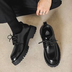 British Style Men, Man Shoes, Men Stylish Dress, Men Loafers, Cool Outfits For Men, Aesthetic Shoes, Leather Shoes Men, Fashion High Heels