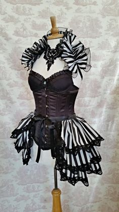 lolita burlesque ooak Steampunk Burlesque, Burlesque Outfit, Mode Steampunk, Edgy Girls, Outfit References, Bustle Skirt, Queen Of, Burlesque Costume, Dance Outfit