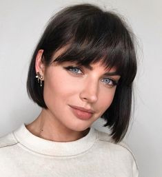 Kurzer Bob mit Pony: Ein Top-Trend für 2022! Bob With Fringe, Short Bobs With Bangs, Short Black Hair, Brunette Bob, Short Wavy Bob, Choppy Bob Haircuts, Bob Hairstyles With Bangs, Polished Hair, Chin Length Bob