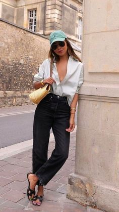 20+ New Business Outfits to Inspire Every Step. Save this for easy work style inspiration! Finding business outfits that are both polished and unique can be tough. Our ideas offer stylish work attire that makes an impression. 💼 Hat Outfit Summer, Rome Outfits, Everyday Outfits Summer, Elegantes Outfit Damen, Italy Outfits, Sincerely Jules, Cute Spring Outfits