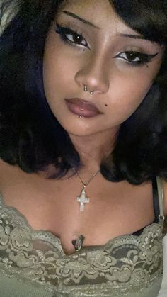 shaewantsrevenge on ig <3 Goth Makeup Thick Eyebrows, Light Gothic Makeup, Simple Gothic Makeup, Soft Grunge Makeup 90s, Light Goth Makeup, Soft Alternative Makeup, Everyday Goth Makeup, Egirl Makeup Goth, Subtle Goth Makeup