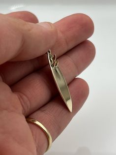 An authentic 3 fins surfboard pendant, Handcrafted in 14k solid gold, cleaned and polished to a shiny look.  This pendant can be Personalised to make it even more unique and personal.  An awesome gift to yourself or to someone you truly love who needs a reminder to check the waves each morning.  Great gift for any surfer girl, beach lover! Pendant Size: 37mm height 10.5mm width This is the bigger version of this surfboard pendant. For the smaller version follow the link below  https://www.etsy.c Surf Board Necklace, Surfboard Jewelry, Surfboard Necklace, Ocean Pendant, Surf Necklace, Surfer Jewelry, Jewelry Ocean, Surf Jewelry, Ocean Necklace