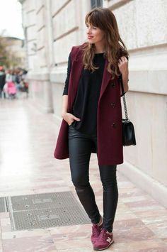 60+ Everyday Winter Fashion Ideas Burgundy Sneakers, New Balance Outfit, Black Leather Leggings, Outfit Jeans, Street Style Winter, Sneakers Outfit, Inspired Outfits, Leather Leggings, Fashion Outfit