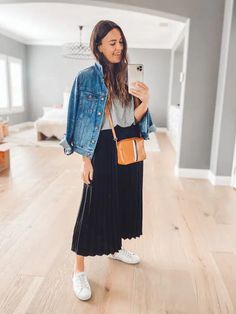 White And Black Midi Skirt Outfit, Long Black Skirt With Tennis Shoes, Style Black Midi Skirt, Black Midi Skirt Outfit Spring, Black Aline Skirt Outfits, Black Skirt Denim Jacket, Black Midi Skirt Outfit Fall, Black Midi Skirt Outfit Casual, How To Style A Midi Skirt