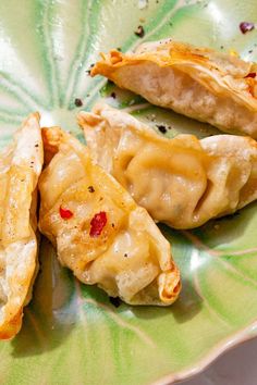 Quickly create air fryer frozen dumplings with no thawing. It’s perfect for a fast meal or snack. Use this method for potstickers, gyoza, or wontons. Spicy Korean Noodles, Frozen Potstickers, Chicken Goujons, Frozen Dumplings, Frozen Salmon, Homemade Dumplings, Spicy Korean, Asian Inspired Dishes