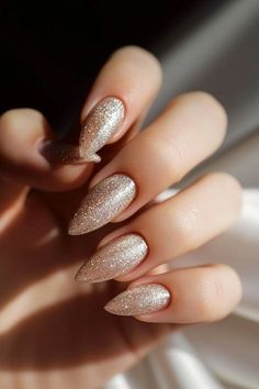 Champagne Wedding Nails, Nails Champagne, Winter Nail Trends, Champagne Nails, New Years Nail Designs, Short Almond Nails, Champagne Bubbles, Nude Nail Designs, Nail Shimmer