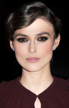 Elisabeth Swan, Bottom Lash Mascara, Stars D'hollywood, Easy Waves, Keira Knightly, Brown Eyeshadow, Dark Makeup, How To Apply Mascara, Smokey Eyes