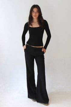 Black Low Waisted Pants, Black Pants Low Waist, Comfortable And Stylish Outfits, Low Rise Black Pants Outfit, Low Rise Dress Pants, All Black Semi Formal Women, Wide Waist Body Shape Outfits, Low Waist Trousers Outfit, All Black Outfits Aesthetic