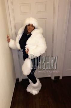 #womensclothing #womensfashiontrends #womenfashion #outerwear #womenjacket #falloutfit #winteroutfits #wintercoats #fashiontrend #outfitoftheday #outfitstyle #outfitinspiration #christmas #giftsforfriends #giftsforwomen #giftforher Ski Outfit, Skiing Outfit, Ski Boots, Ski Trip, Fur Vest, Fox Fur, Womens Fashion Trends, Winter Coat, Outfit Of The Day