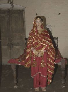 Traditional Punjabi Bride, 90s Bride, Punjabi Fashion, Punjabi Bride, Desi Wedding Dresses, Indian Photoshoot, Desi Fashion Casual, Punjabi Wedding