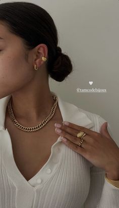 Instagram Detail Photo Ideas, Jewelry Selfie Ideas, Earring Picture Ideas, Jewelry Ugc Photos, Jewellery Aesthetic Photography, Ugc Content Jewelry, Poses For Necklace Shoot, Jewelry Ugc Content, Jewelry Model Poses Necklaces