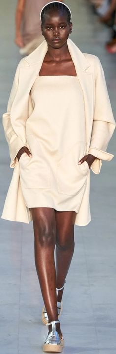 Spring Fashion Chic, Catwalk Models, Italian Fashion Designers, Vogue Runway, Trending Dresses, White Fashion, Max Mara, Couture Fashion, Spring Summer Fashion