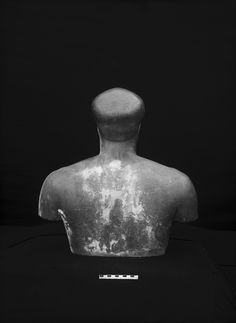 the back of a statue is shown in black and white, with no image on it