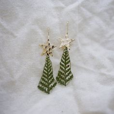 Want to give everyone around you a Christmas feeling? These earrings not only look Christmassy, they also sound like Christmas with the little bells underneath the trees! These Fern Earrings are made with real pressed Fern Leafs preserved in resin, and can be made with Sterling Silver or Gold Plated Brass french hooks, or clip on variations in Stainless Steel. Green Christmas Earrings, Christmas Resin Earrings, Fern Earrings, Pressed Fern, Bell Earrings, Resin Christmas, Tree Fern, Tree Earrings, Christmas Tree Earrings