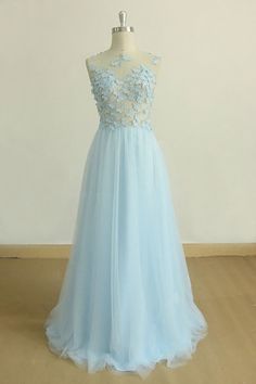 En linje rundt hals babyblå blonder lang kveldskjole med sommerfugl baby blå blonder formelle promkjoler Light Blue Prom Dress With Sweep Train, Blue Tulle Gown For Homecoming, Light Blue Tulle Prom Gown, Blue Tulle Gown With Sheer Bodice, Blue Lace Prom Gown, Blue Lace Evening Dress For Homecoming, Blue Tulle Dresses With Sheer Bodice, Blue Tulle Evening Dress With Lace Bodice, Blue Tulle Evening Dress With Sheer Bodice