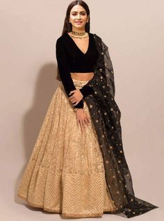 Black And Gold Lehenga, Orang India, डिजाइनर कपड़े, Gold Lehenga, Black Lehenga, Lehnga Dress, Bollywood Lehenga, Gaun Fashion