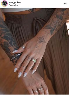 Fingers Tattoos, Wrist Hand Tattoo, Tattoo Main, Mandala Wrist Tattoo, Wrist Tattoos For Women, Small Hand Tattoos