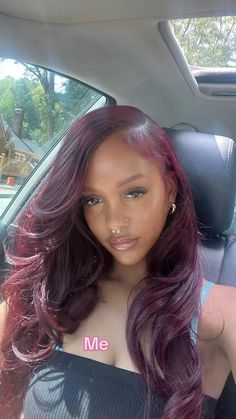 Red Hair With Highlights Black Women, Black Girls Hairstyles Color, Messy Blowout Hairstyles, Honey Blonde And Burgundy Hair, Burgundy Hair Sew In, Fall Hairstyle Black Women, Burgundy Hair Hairstyles, Black Aesthetic Girly Pics, Hair Styles On Black Women