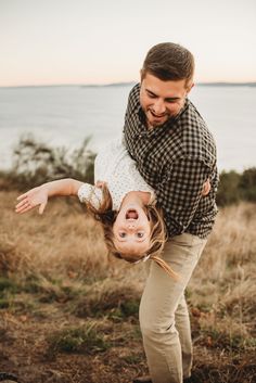 Fall Photoshoot Family, Outdoor Family Photoshoot, Big Family Photos, Cute Family Photos, Family Photos With Baby, Family Photoshoot Poses, Fall Family Portraits, Outdoor Family Photography, Family Portrait Poses