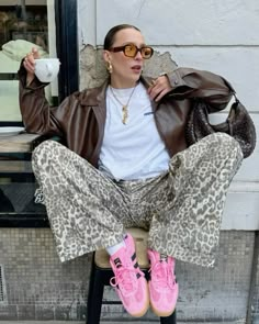 Nyc Winter Fashion, Adidas Shoes Outfit, Pink Gazelle, Nyc Fashion Winter, Brown Leather Jacket Outfit, Adidas Gazelle Outfit, Leopard Print Outfit, Winter Outfits 2024, Gazelle Adidas