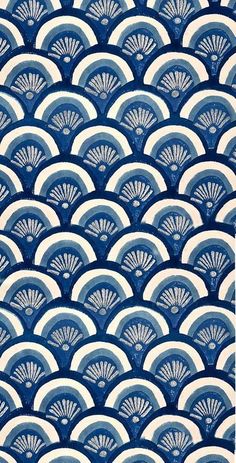 an art deco wallpaper with green and white fan design