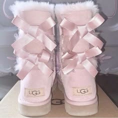 Pink Ugg Mini, Pink Winter Clothes, Pink Things To Buy, Pink Uggs With Bows, Cute Uggs, Pink 11s, Uggs With Bows, Ugg Bailey Bow, Fluffy Shoes