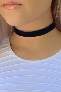 Navy Thick Velvet Choker Necklace Chocker Neckless, Choker Velvet, Gothic Japanese, Black Preppy, Jewelry Closet, Simple Choker, Vintage Choker Necklace, Choker Necklace Designs