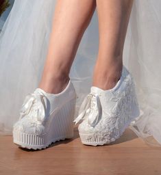 A very stylish bridal shoe embroidered with lace and guipure. If you want to dance comfortably all day long, this is just for you Shoe Embroidered, Sneaker Wedding, Bridal Wedges, Bridal Sneakers, White Bridal Shoes, Wedge Wedding Shoes, Lace Wedges, Bridal Shoe, Wedding Sneakers