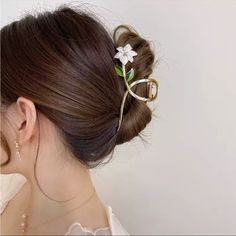 Gorgeous Gold Flower Hair Clip Nwt Hair Accessories Tiara, Hair Accessories Collection, Metal Hair, Flower Hair Accessories, Hair Game, Metallic Hair, Flower Hair Clips, Floral Hair, Hair Claws & Clips