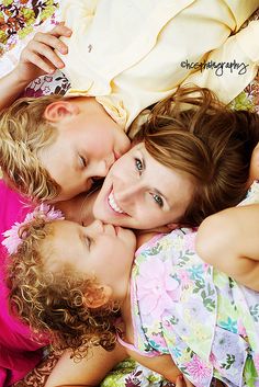 three children laying on top of each other with the caption'8 scontectimentos que marcan a vide una mate?