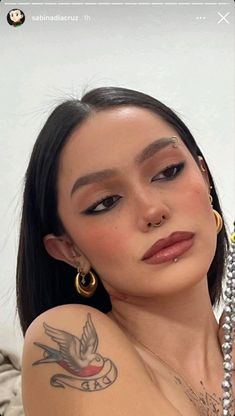 📌Clique no link da bio pra saber mais sobre maquiagem Cool Piercings Unique, Piercing Ideas Face, Hair Salon Ideas, Swag Makeup, Makijaż Smokey Eye, Dope Makeup, Salon Ideas, Makeup Pictures, Makeup Eyeliner