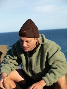 For a touch of warmth and a lot of style, pick up the Standard Beanie in Dark Brown. Created from a luxurious Wool and Acrylic blend, this chunky rib-knit beanie boasts a folded cuff and a flag label, offering both comfort and timeless appeal in chilly weather. Beanie Hat Outfit, Hat Outfit Men, Globe Shoes, Patagonia Outfit, Salty Blonde, Knit Jeans, Surf Accessories, Mens Beanie, A Flag