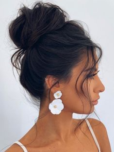 High Messy Bun Updo High Bun Wedding, High Bun Hairstyles, Wedding Bun, Prom Hairstyles For Long Hair, High Bun, Cute Hairstyles For Medium Hair, Messy Bun Hairstyles