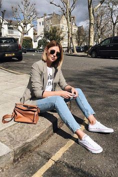 Spring Outfit Women, Moda Casual Chic, Light Blue Ripped Jeans, Girls Ripped Jeans, Spring Fashion Chic, Moda Do Momento, Casual Chic Spring, Casual Chic Outfits, Cooler Style