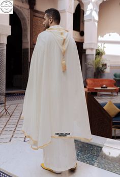 Le sel en lin blanc est une tenue traditionnelle marocaine souvent portée lors d'occasions spéciales ou de célébrations. Il est caractérisé par son tissu en lin blanc et ses ornements souvent élaborés, comme des broderies ou des motifs traditionnels. Ce vêtement est apprécié pour sa beauté et son élégance, et il reflète la richesse de la culture vestimentaire marocaine. Taille unique Life Style, Morocco, Favorite Outfit, Porter, Mens Jackets, Bathing Beauties, Jackets & Coats, Electronic Accessories, Mens Outfits