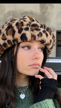 Leopard Bucket Hat Outfit, Fur Bucket Hat Outfit, Beret Hat Outfit, Hat Outfit Winter, Leopard Bucket Hat, Rock Star Outfit