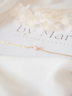 Pink freshwater pearl bracelet, 14k Gold filled cable chain and details. Elegant, great for daily use or for a special occasion.  Perfect as gift for a loved one or a lovely treat for yourself! Comes with a pink velvet pouch. 🌸This bracelet is: - Hypoallergenic - Handmade   - The size of the pearls is of approximately 5 mm. - Bracelet length can be of 14cm, 15 cm, 16cm, 17cm, 18 cm. Please choose your size from the options below. You can use our picture as reference on how to measure your wrist