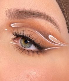 Graphic Makeup Ideas, Graphic Eyeliner Color, Graphic Makeup Looks, Edgy Eyeliner, Graphic Eye Makeup, White Eyeliner Looks, Eyeliner Graphic, Makeup Kawaii, Futuristic Makeup