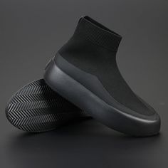 The Ninja Tech Wear Shoes are the perfect combination of style and function. Made with high-quality materials, these shoes feature a thick sole and a unique woven mesh upper that provides breathability and a sleek look. The high bangfei design adds a touch of fashion, making these shoes versatile enough for any occasion. Whether you're running errands or going out for a night on the town, these shoes are sure to turn heads. They are designed with comfort in mind, making them ideal for all-day we Ninja Shoes, Techwear Shoes, Fashion Inspo Casual, Tech Wear, Fly Shoes, Black Shoe, Best Shoes For Men, Guys Clothing Styles, Mens Boots Fashion