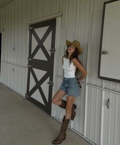 Outfits With White Top, Shorts And Cowboy Boots Outfit, White Top Outfit, Biker Boots Outfit, Summer Boots Outfit, Cowboy Outfit, Outfit Botas, Cowgirl Style Outfits