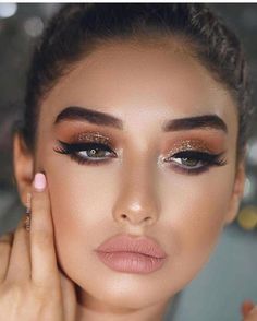 Rose Gold Eye Makeup, Make Up Gold, Wedding Hairstyles And Makeup, Gold Makeup Looks, New Years Eve Makeup, Rose Gold Makeup, Glamorous Makeup, Gold Makeup