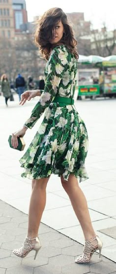 Spring florals. http://www.creativeboysclub.com/ Floral Print Dress Summer, Cooler Look, Spring Floral Dress, Outfit Trends, Mode Inspiration, Green And White, Look Fashion, Spring Summer Fashion, Women's Dresses