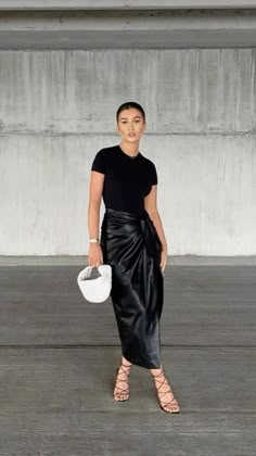 Because Of Alice, Black Leather Skirt, Weekend Outfits, Styling Inspiration, Looks Street Style, Classy Casual Outfits, Looks Black, Black On Black, Classy Casual