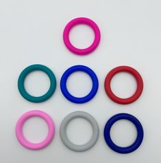 five different colored rings are arranged in a circle