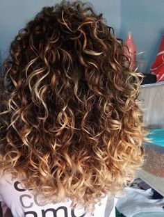 The curl and the colour... CAN I PLEASE HAVE HAIR LIKE THIS!!! Maintaining Curly Hair, Ombre Curly Hair, Hair Tricks, New Hair Look, Highlights Curly Hair, Brown Curly Hair, Cute Curly Hairstyles, Colored Curly Hair, Medium Curly Hair Styles